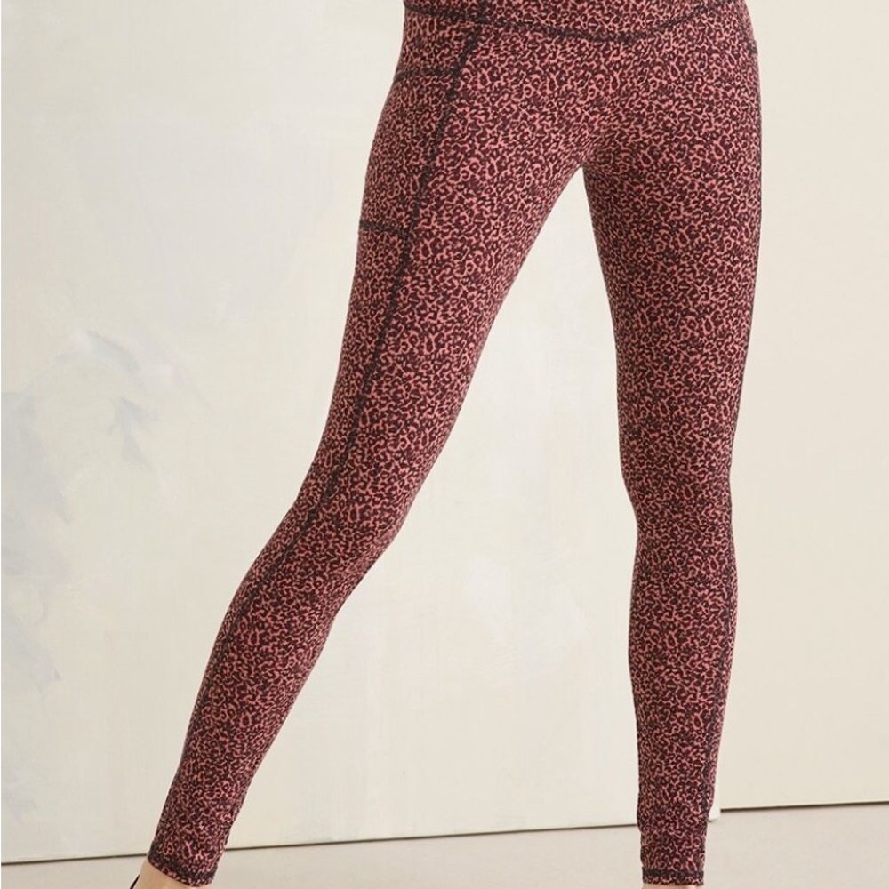 Chicos Zenergy So Slimming Pocket Leggings. Orange animal print. Size 0R- 4/6